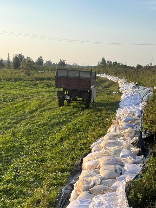 Fala dotrze nieco później