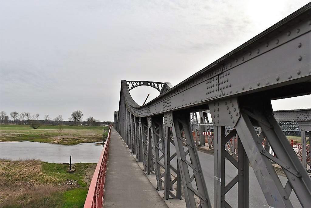 Montują konstrukcję mostu tymczasowego (FOTO)