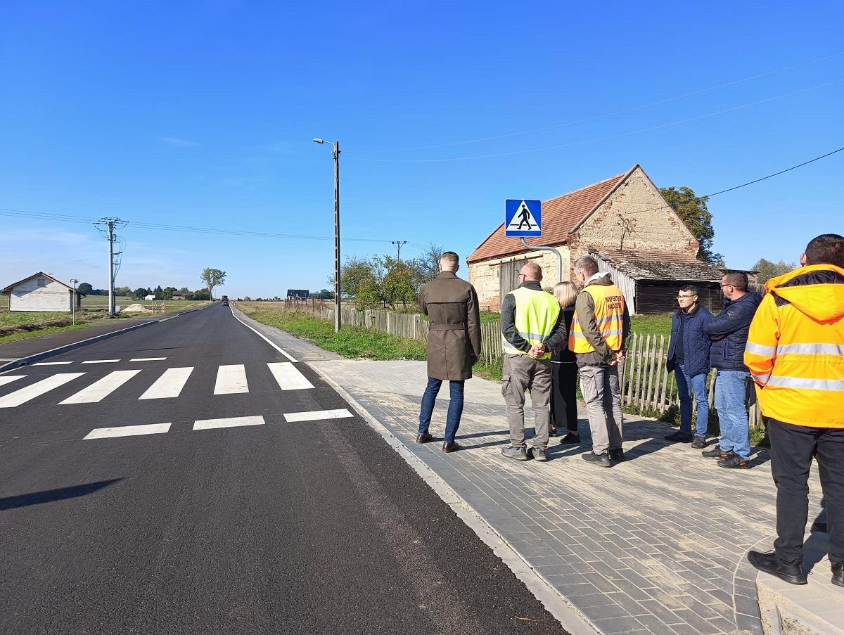 Bezpieczniej w Chobieni. Przebudowa drogi i budowa chodników zakończona