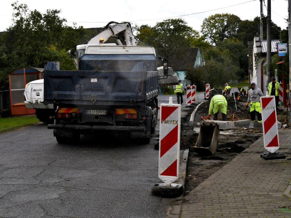 Remontują kolejną gminną drogę