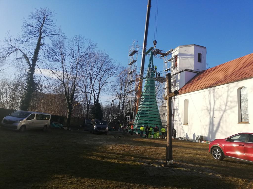 Na wieżę kościoła filialnego powrócił historyczny hełm