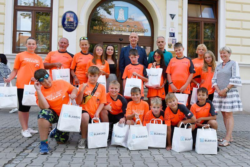 Pływacy UKS Delfinek trenowali w Blansku